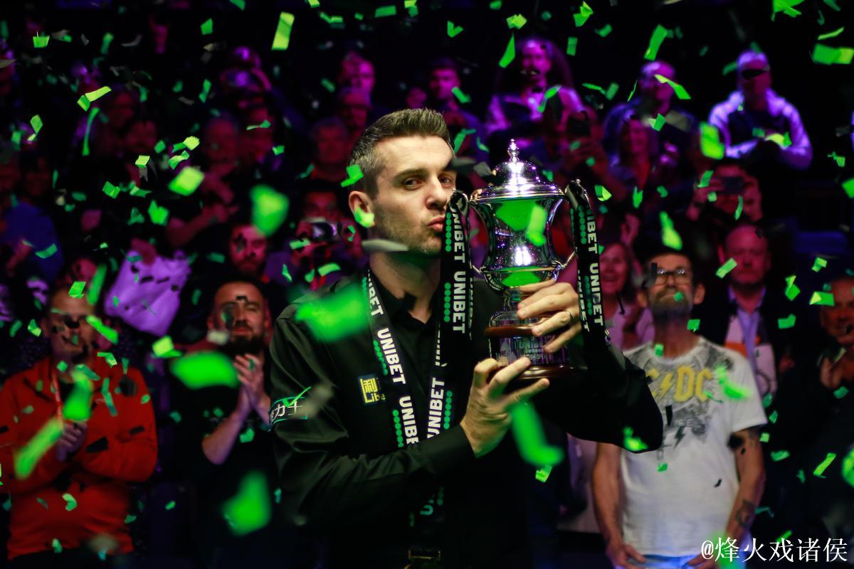 莱斯特荣耀，塞尔比手捧英锦赛奖杯亮相皇权球场