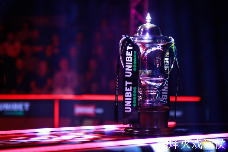 莱斯特荣耀，塞尔比手捧英锦赛奖杯亮相皇权球场